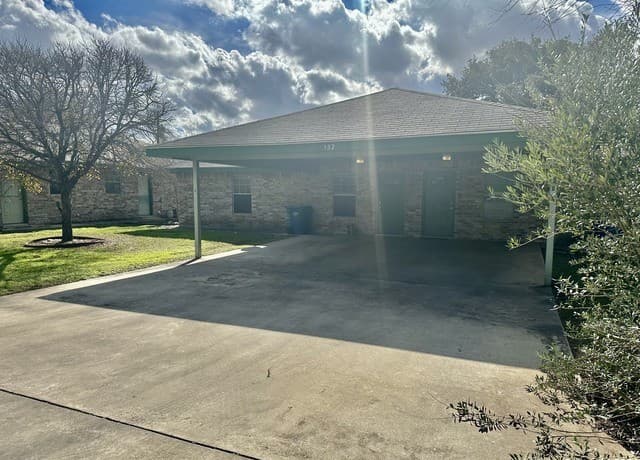 2-bedroom rental at 132 S Mansfield St Unit A in Pleasanton, TX — photo 3
