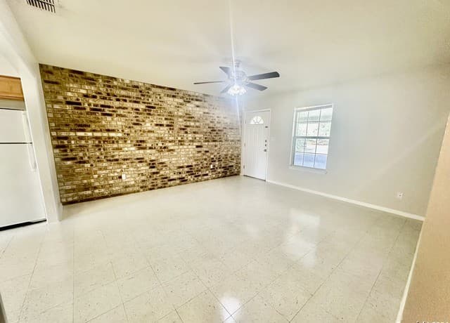 2-bedroom rental at 132 S Mansfield St Unit A in Pleasanton, TX — photo 4