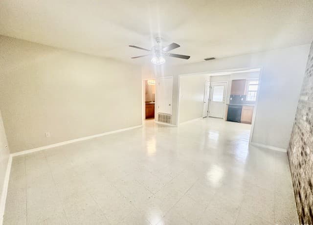 2-bedroom rental at 132 S Mansfield St Unit A in Pleasanton, TX — photo 5