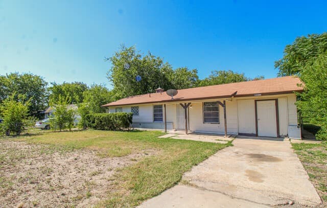 4-bedroom rental at 5822 Branch Valley in San Antonio, TX — photo 3