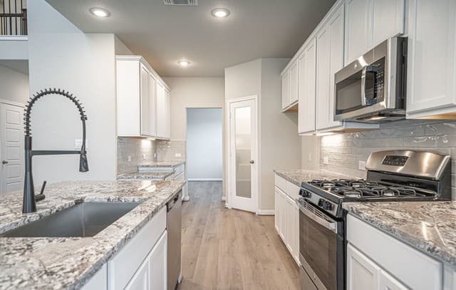 5-bedroom rental at 10151 Bussang Dr in Schertz, TX — photo 4