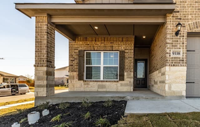 5-bedroom rental at 9338 Espadrille Run in Converse, TX — photo 5