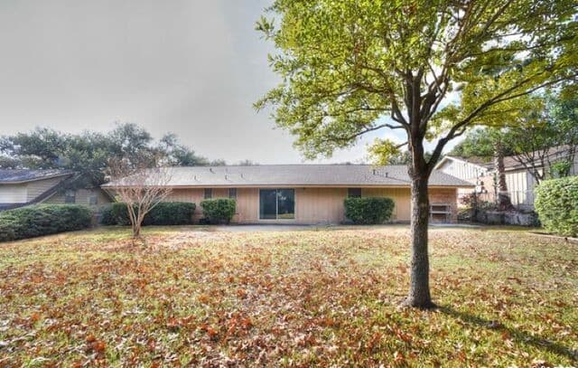 3-bedroom rental at 3223 Oakleaf Dr in San Antonio, TX — photo 2