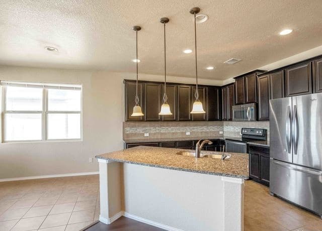 3-bedroom rental at 8611 Lantana Spgs in Converse, TX — photo 5