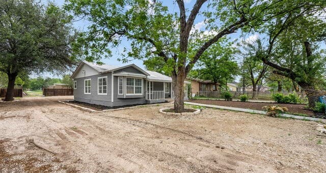 3-bedroom rental at 1135 Ceralvo St in San Antonio, TX — photo 2