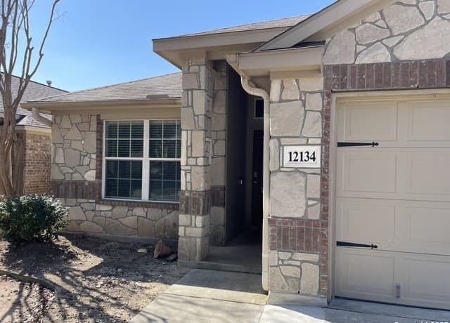 3-bedroom rental at 12134 Dawes Pt in San Antonio, TX — photo 2