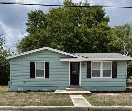 2-bedroom rental at 202 W Langley Blvd in Universal City TX