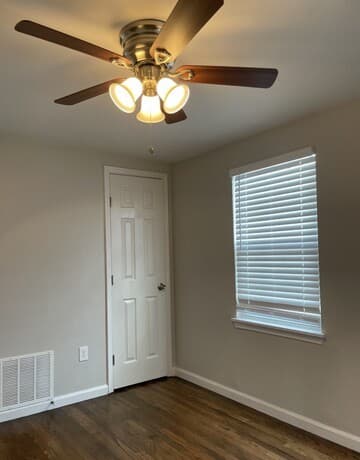 2-bedroom rental at 202 W Langley Blvd in Universal City, TX — photo 3