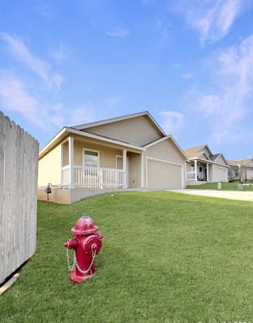 3-bedroom rental at 12823 Basil Trace in St Hedwig, TX — photo 3