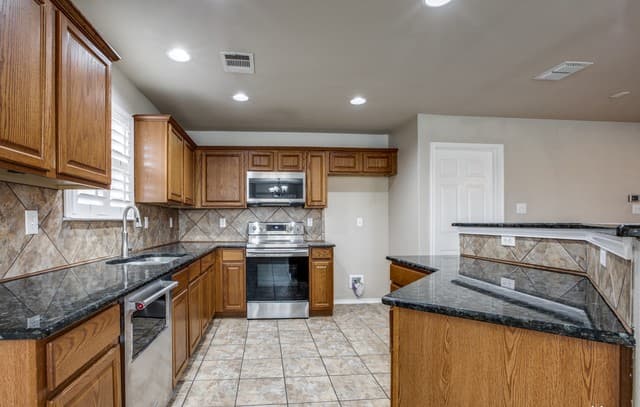 4-bedroom rental at 10315 Timber Country in San Antonio, TX — photo 4
