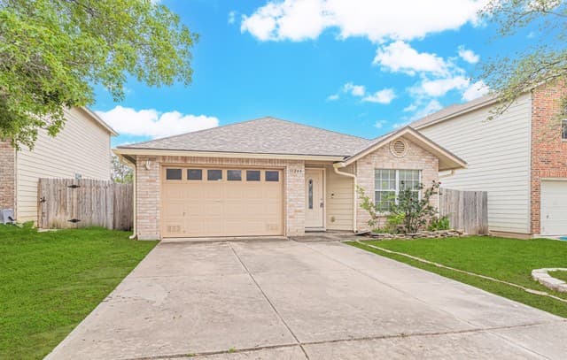 3-bedroom rental at 11244 Vollmer Ln in San Antonio, TX — photo 2