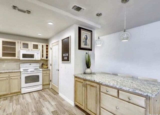 2-bedroom rental at 11843 Braesview Unit 309C in San Antonio, TX — photo 2