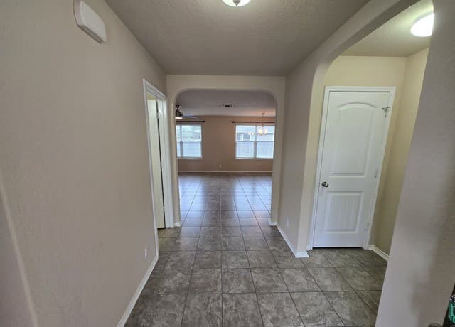 3-bedroom rental at 6114 Hackberry Pond in San Antonio, TX — photo 5