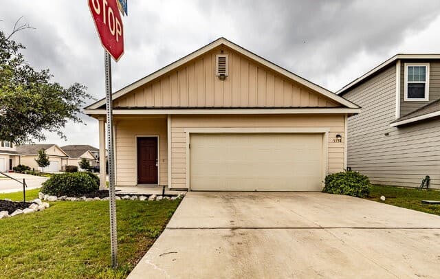 3-bedroom rental at 5334 Hickory Pl in San Antonio, TX — photo 2
