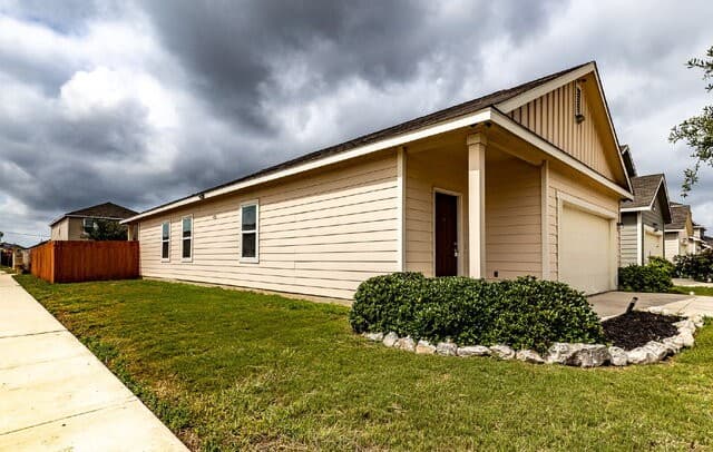 3-bedroom rental at 5334 Hickory Pl in San Antonio, TX — photo 3