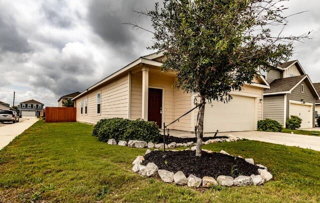 3-bedroom rental at 5334 Hickory Pl in San Antonio, TX — photo 4