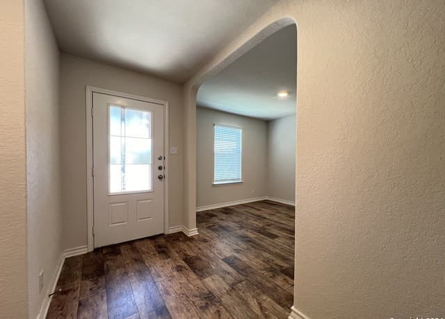 5-bedroom rental at 947 Red Merganser in San Antonio, TX — photo 4