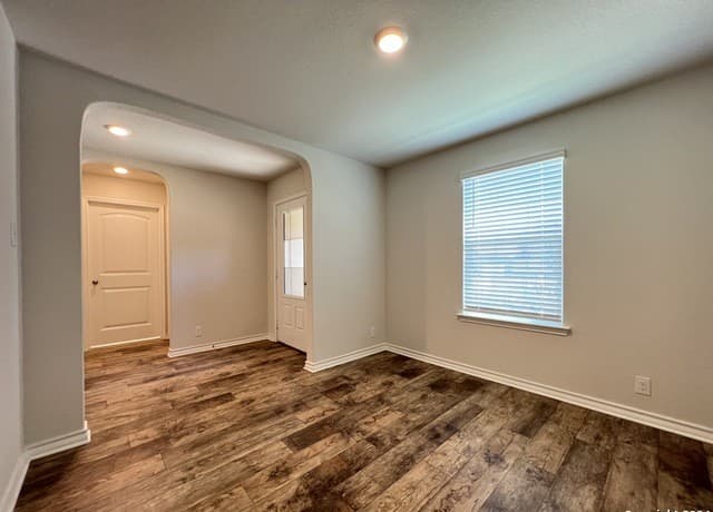 5-bedroom rental at 947 Red Merganser in San Antonio, TX — photo 5
