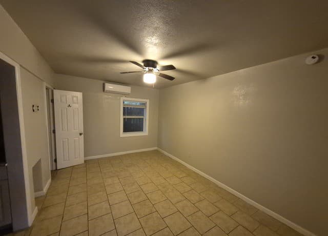 1-bedroom rental at 115 Caldwell St Unit 4 in San Antonio, TX — photo 2