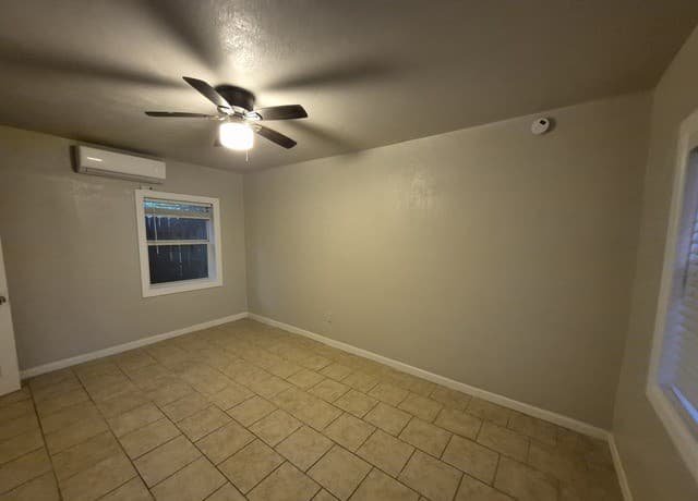 1-bedroom rental at 115 Caldwell St Unit 4 in San Antonio, TX — photo 3