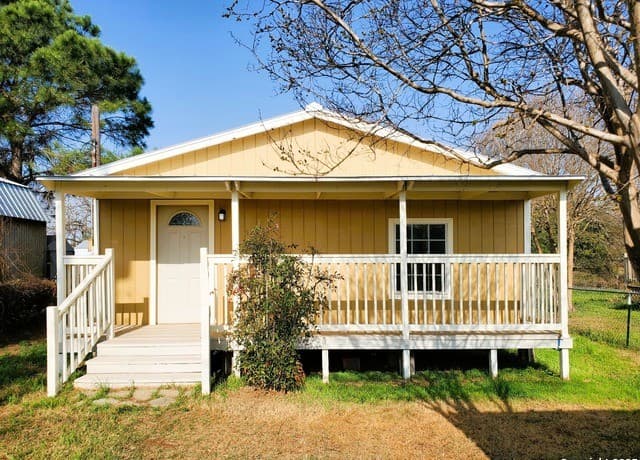 1-bedroom rental at 8235 E Loop 1604 S in Adkins TX