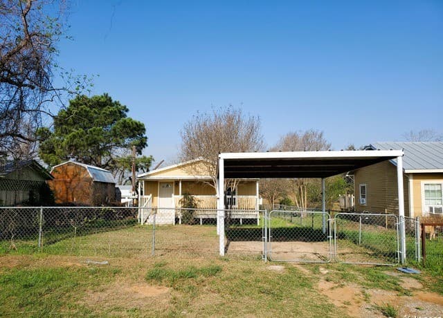 1-bedroom rental at 8235 E Loop 1604 S in Adkins, TX — photo 2