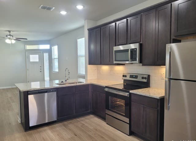 3-bedroom rental at 318 Caleb Ct in Cibolo, TX — photo 2