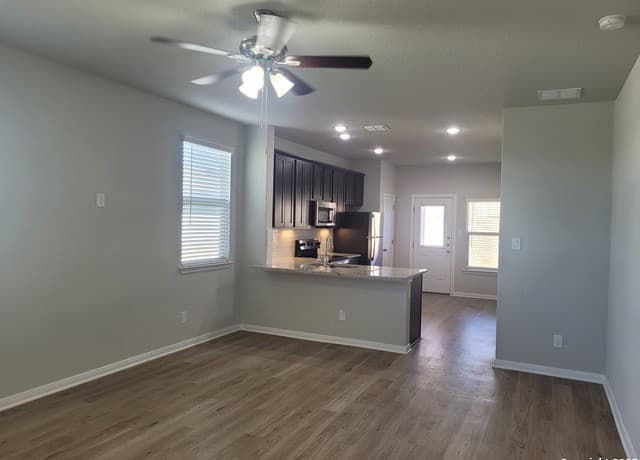3-bedroom rental at 318 Caleb Ct in Cibolo, TX — photo 4