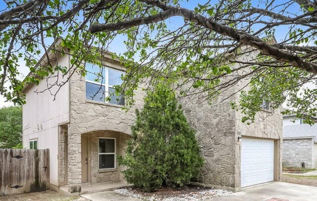 4-bedroom rental at 8320 Morning Grove Dr in Converse, TX — photo 4
