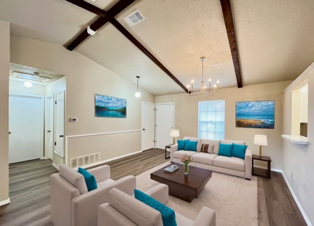 3-bedroom rental at 8211 Creekline Dr in San Antonio, TX — photo 2