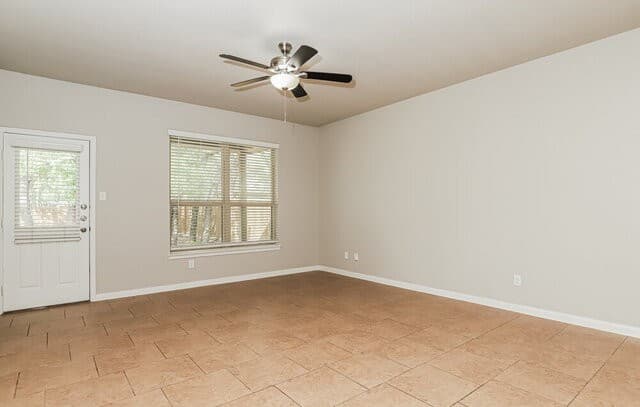 3-bedroom rental at 15112 Dione Bnd in San Antonio, TX — photo 4