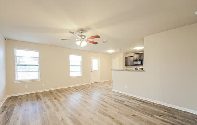 3-bedroom rental at 6427 Woodcliff Bnd in San Antonio, TX — photo 5