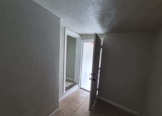 1-bedroom rental at 115 Caldwell St Unit 5 in San Antonio, TX — photo 2