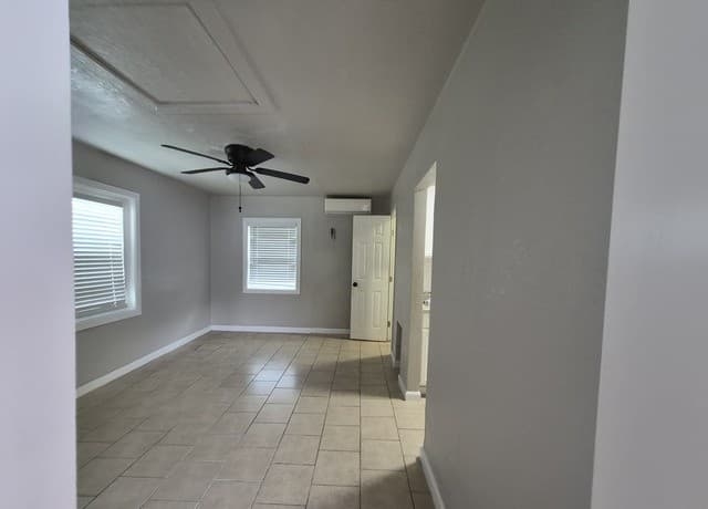 1-bedroom rental at 115 Caldwell St Unit 5 in San Antonio, TX — photo 3