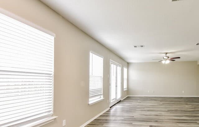 3-bedroom rental at 6911 Waterfall Pass in Converse, TX — photo 4
