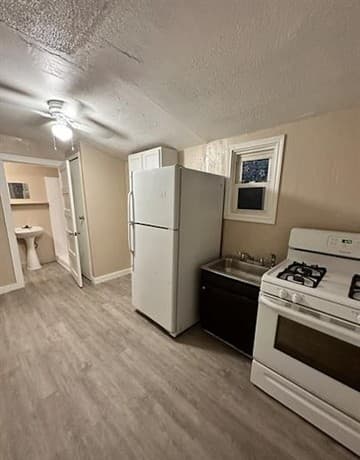 1-bedroom rental at 314 N Nueces Unit B in San Antonio, TX — photo 2