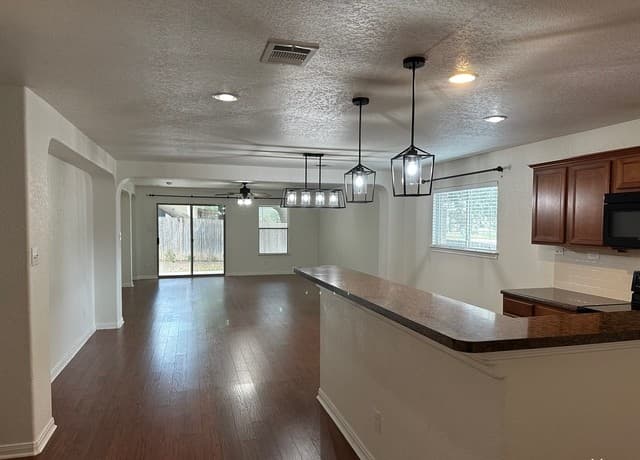 3-bedroom rental at 257 Horse Hl in Boerne, TX — photo 2