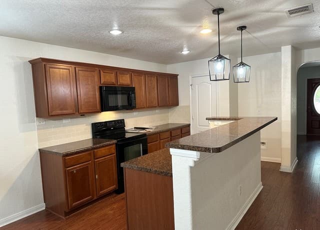 3-bedroom rental at 257 Horse Hl in Boerne, TX — photo 3