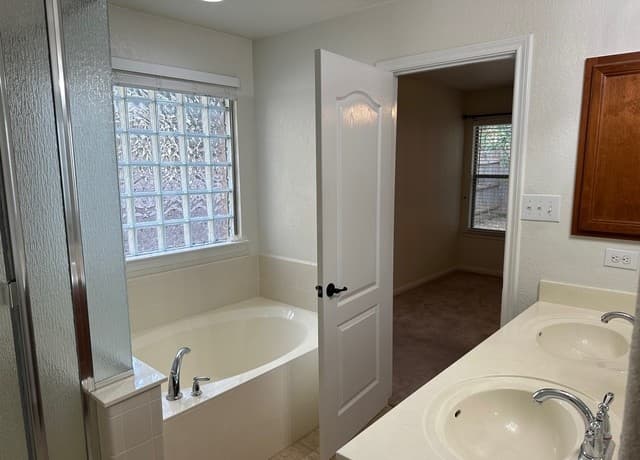 3-bedroom rental at 257 Horse Hl in Boerne, TX — photo 5