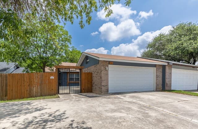 3-bedroom rental at 1366 Bayou Dr in San Antonio, TX — photo 2