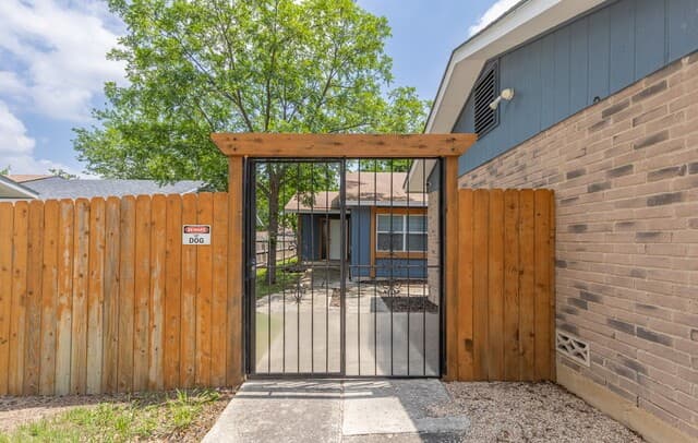 3-bedroom rental at 1366 Bayou Dr in San Antonio, TX — photo 3