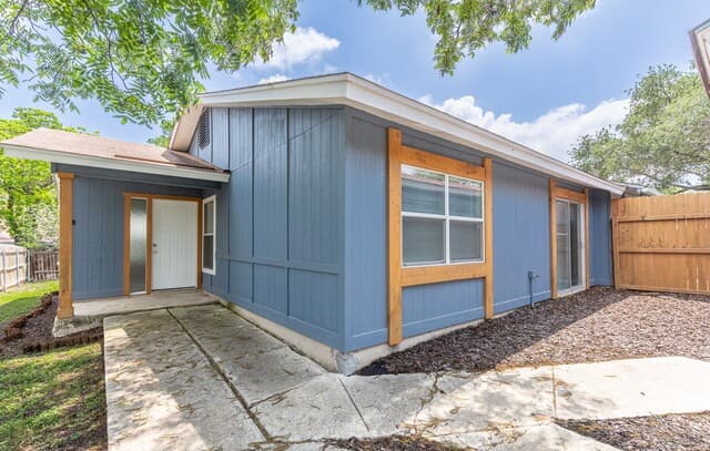 3-bedroom rental at 1366 Bayou Dr in San Antonio, TX — photo 5