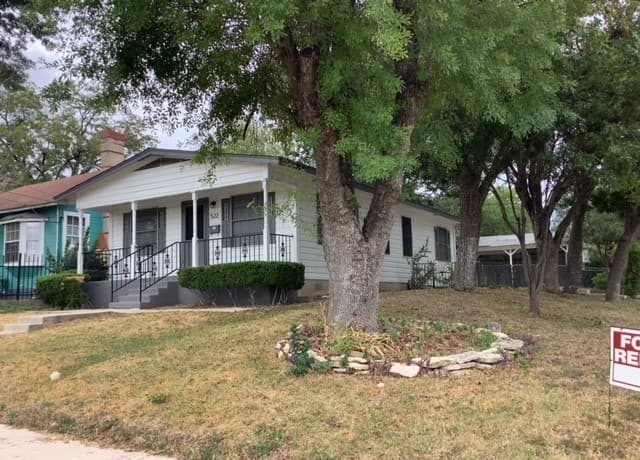 3-bedroom rental at 522 W Hollywood Ave in San Antonio, TX — photo 2