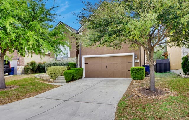 3-bedroom rental at 18014 Branson Fls in San Antonio, TX — photo 3