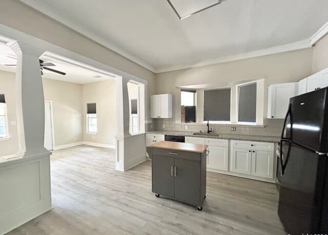 3-bedroom rental at 1135 W Ridgewood Ct in San Antonio TX