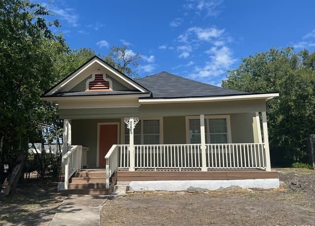 3-bedroom rental at 1135 W Ridgewood Ct in San Antonio, TX — photo 2