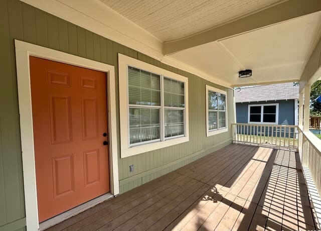 3-bedroom rental at 1135 W Ridgewood Ct in San Antonio, TX — photo 3