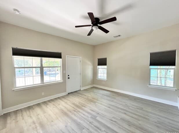 3-bedroom rental at 1135 W Ridgewood Ct in San Antonio, TX — photo 5
