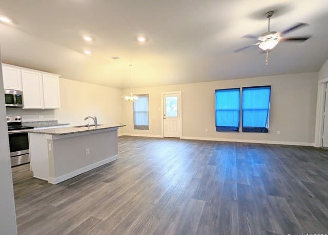 3-bedroom rental at 5543 Coral Vly in San Antonio, TX — photo 2