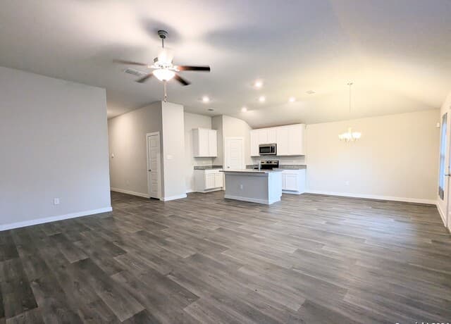 3-bedroom rental at 5543 Coral Vly in San Antonio, TX — photo 3